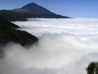 Volcán del Teide, en Tenerife, cubierto de nubes.
