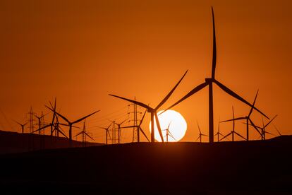 Aerogeneradores y tendidos eléctricos, en julio, durante una puesta de sol en Vera de Moncayo (Zaragoza).