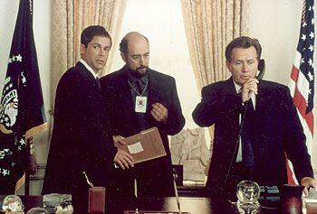 Martin Sheen, a la derecha, en el Despacho Oval junto a sus asesores, entre ellos Rob Lowe (izquierda).