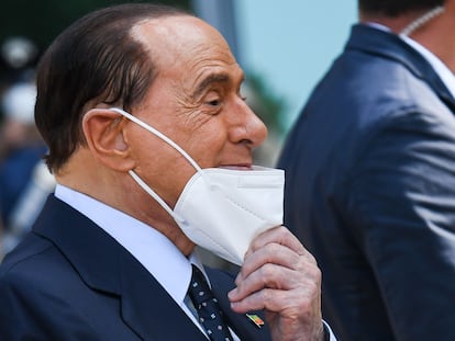 Silvio Berlusconi, a su salida del hospital de Milán tras superar la covid-19, el pasado septiembre.