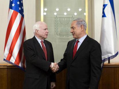 Benjamin Netanyahu (derecha), junto al senador estadounidense John McCain el 19 de enero en Jerusalén.