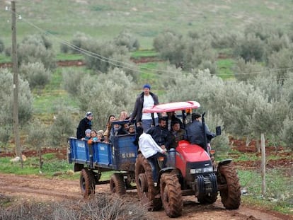 Refugiados sirios en un tractor llegan a Reyhanli, Turqu&iacute;a. 