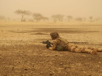 Un soldado francés, en 2019, antes del inicio de la operación de la fuerza Barkhane en la región de Gourma de Malí.
