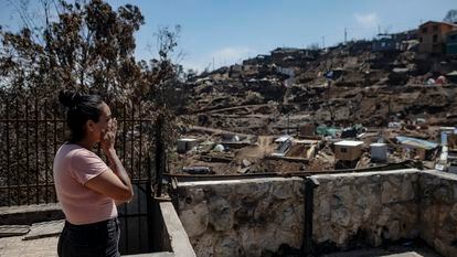 Nicole Monjes, pobladora de El Olivar, observa los daños de su casa.