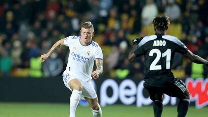 Kroos, defendido por Addo durante el Sheriff-Real Madrid de este miércoles en Champions.