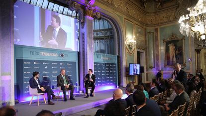 Los CEOs de Iberdrola España, Mario Ruiz-Tagle (centro), y Enagás, Arturo Gonzalo Aizpiri (derecha), durante el Foro Tendencias 2023 celebrado el jueves en Madrid.