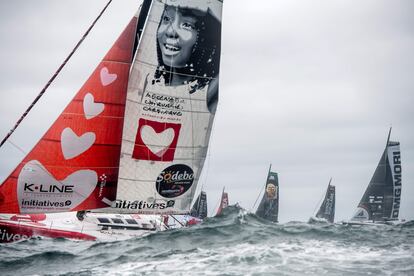 La británica Samantha Davies, a bordo del 'Initiatives Coeurs', durante la salida de la Vendée-Arctique, en Les Sables d'Olonne (Francia).