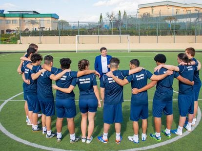 Antonio Fernández, director deportivo, con un grupo de chicos del programa 'Mucho más que fútbol'.