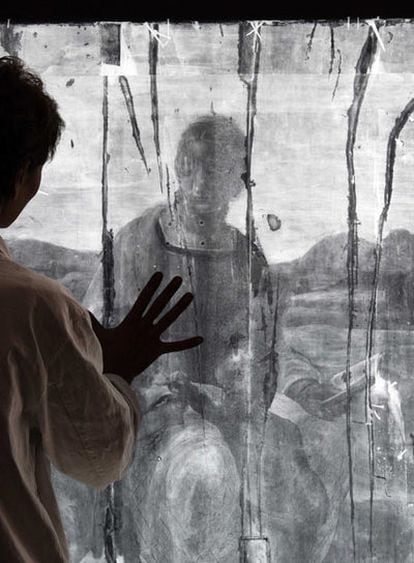 Un miembro del equipo de restauración de Florencia examina la imagen resultante del visionado de la obra con rayos X.