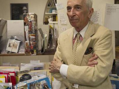 Gay Talese en su estudio de Nueva York con los archivadores de su trabajo sobre vouyerismo.