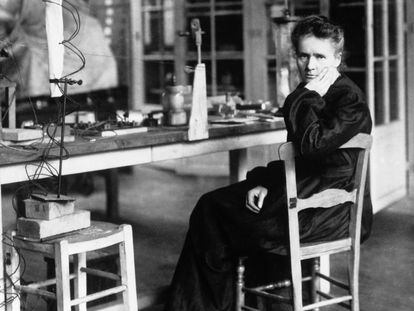 Marie Sklodowka Curie (1867 - 1934) en su laboratorio en 1900.