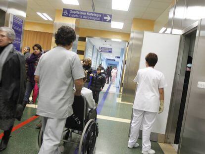 Un celador traslada a un paciente en el Hospital de Cruces, en Barakaldo (Bizkaia). 