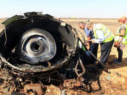 Un equip d'investigadors, al lloc on va caure l'avió rus a la província del Sinaí (Egipte).