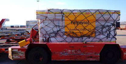 Uno de los paquetes de material sanitario de Ferrovial, llegado de China, este martes en el aeropuerto Adolfo Suárez-Madrid Barajas. 
