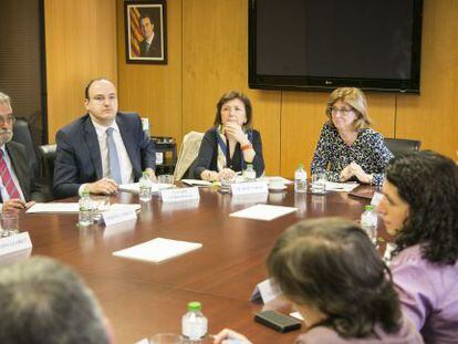 Reunión de la consejera Irene Rigau con las direcciones de los cinco centros afectados