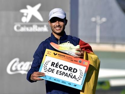 Hamid ben Daoud muestra la zapatilla con la que igualó el récord de España en Valencia.