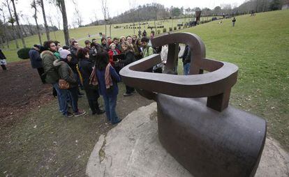 Un grupo de visitantes en Chillida-Leku, en vísperas del cierre del museo.