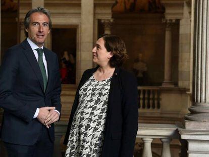 El ministro de Fomento, &Iacute;&ntilde;igo de la Serna, junto a la alcaldesa de Barcelona, Ada Colau.