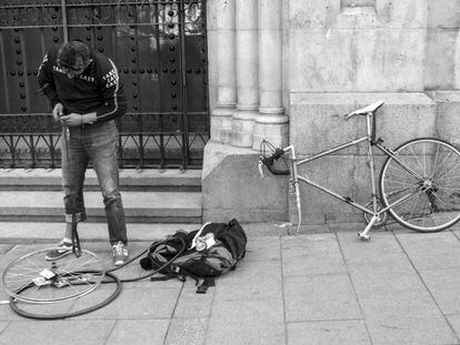 Juan Gabriel de la Rosa con su bicicleta en Madrid.