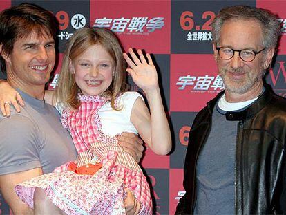 Tom Cruise, con Dakota Fanning en brazos y Steven Spielberg