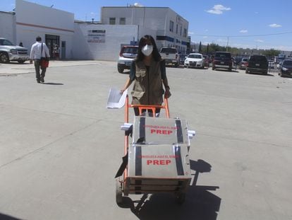 En Ciudad Juárez (Chihuahua), una capacitadora electoral del INE lleva paquetes electorales a los domicilios de los presidentes de casilla, en mayo de 2021.