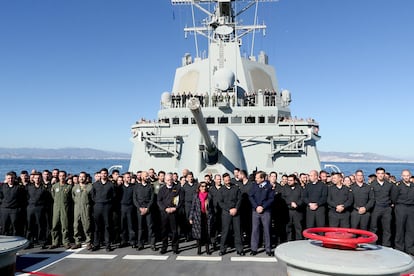 La ministra de Defensa, Margarita Robles, en el centro de la imagen, con la tripulación de la fragata 'Méndez Núñez', frente a las costas de Málaga, a su regreso de patrullar el Mediterráneo oriental con la OTAN.