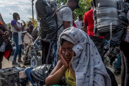Migrantes haitianos se encuentran en uno de los muelles de Necoclí, Colombia.