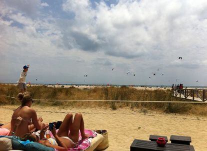 Dos mujeres toman el sol en la playa de los Lances en Tarifa, Cádiz