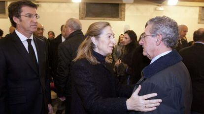 Alberto Nuñez Feijoo y Ana Pastor trasladan el pésame a Camilo Díaz, hijo del intelectual galleguista Isaac Díaz Pardo, fallecido ayer.