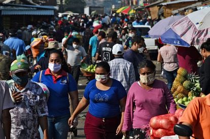 Habitantes de Tegucigalpa, Honduras circulan por un mercado local.