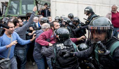 La Guardia Civil irrumpe en el pabellón deportivo de Sant Julià de Ramis para evitar la votación el 1 de octubre.