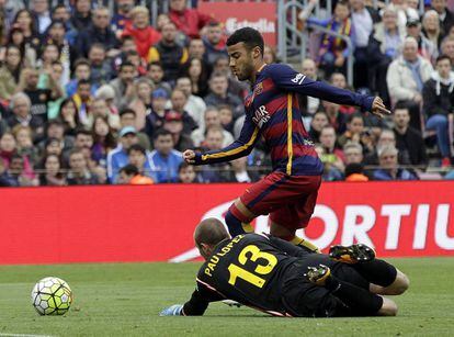 Rafinha supera al portero del Espanyol, Pau López, y consigue el cuarto gol de su equipo.