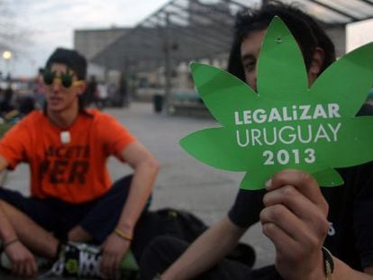 Manifestantes a favor de la legalizaci&oacute;n de la marihuana frente al Parlamento en Montevideo. 