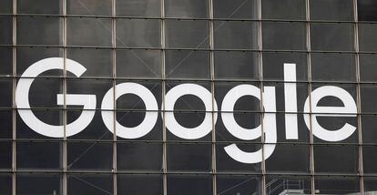 Logo de Google en un edificio. 