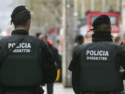 Dos mossos d'esquadra a Barcelona.