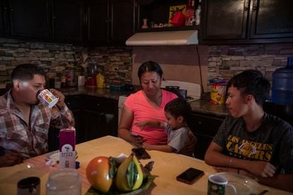 Sergio Martínez desayuna junto a su esposa, Victoria Guajardo, y sus hijos Denver (2 años) y Álex (16), antes de participar en las labores de rescate de la mina de las Conchas.
