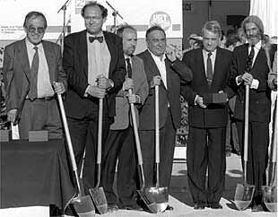 Carlos Sotos, segundo por la izquierda, con dirigentes de UGT y los creadores de la Esfera Armilar, en junio de 1991.