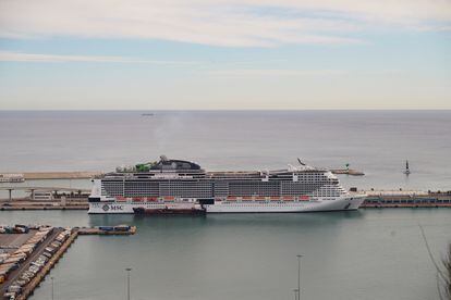 El crucero MSC Grandiosa permanece atracado este sábado en el Puerto de Barcelona con varios positivos por covid a bordo