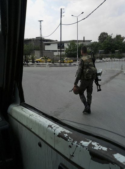 Un soldado patrulla Damasco el domingo, en una imagen de móvil.