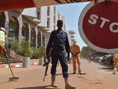 Un policía maliense hace guardia a las puertas del hotel Radisson Blu de Bamako, este lunes.