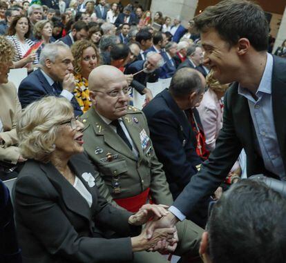 Íñigo Errejón saluda a Manuela Carmena, antes de la entrega de medallas y condecoraciones.