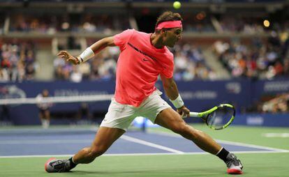 Nadal devuelve la pelota durante el partido contra Lajovic.