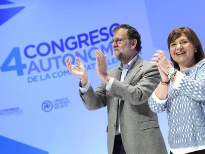 Mariano Rajoy y la presidenta del PP de la Comunidad Valenciana, Isabel Bonig, saludan tras su intervención de clausura del XIV congreso del PP-CV.