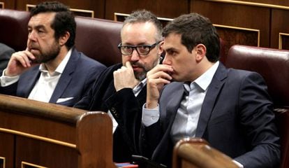 Miguel Guti&eacute;rrez, Juan Carlos Girauta y Albert Rivera, ayer en el Congreso de los Diputados.