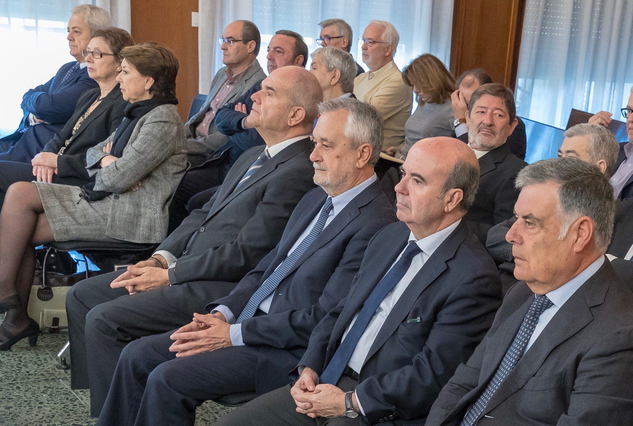 Los ex presidentes andaluces Manuel Chaves (cuarto por la derecha) y José Antonio Griñán (tercero por la derecha) y los ex consejeros Gaspar Zarrías (segundo por la derecha) y José Antonio Viera (derecha), junto a los 22 ex altos cargos de la Junta de Andalucía, sentados en la sala de la Audiencia de Sevilla en diciembre de 2017.