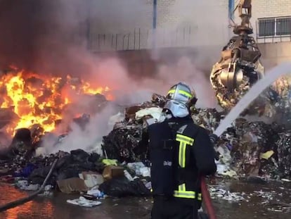 Los bomberos trabajan en la extinción de las llamas en Arganda.