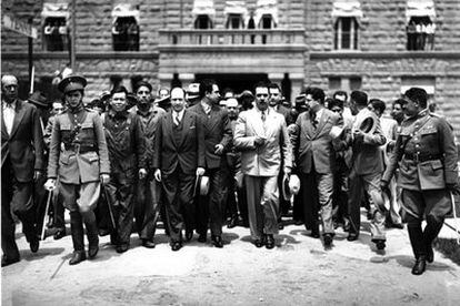 Lázaro Cárdenas (en el centro con traje blanco) en una visita a San Luis de Potosí en 1938.