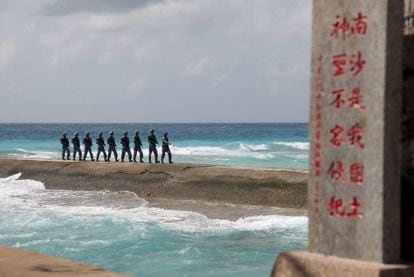 Soldados chinos en la islas Spratly, en febrero de 2016