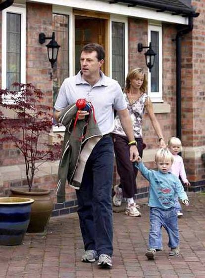 Los McCann, al salir ayer de su casa en Rothley para pasear con sus hijos.