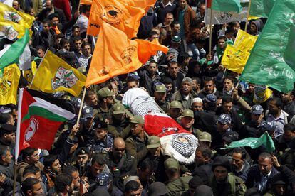 Varios policías palestinos portan el cuerpo del prisionero palestino, Maysara Abu Hamdiye, muerto por cáncer en un hospital israelí. El funeral se celebrado en Hebrón, Cisjordania.